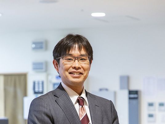笑顔の男性スタッフ  