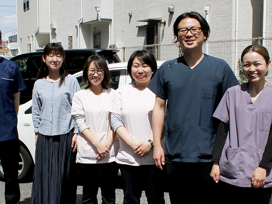 屋外で並ぶ職員の様子  