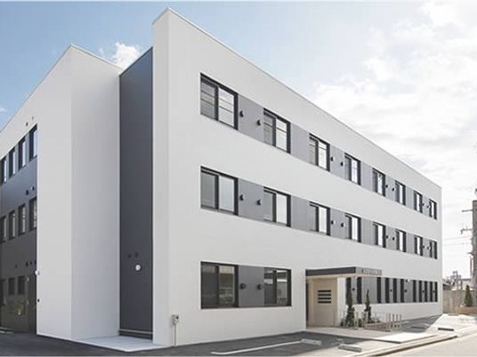 白い三階建ての外観  