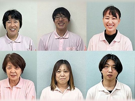 スタッフの集合写真  