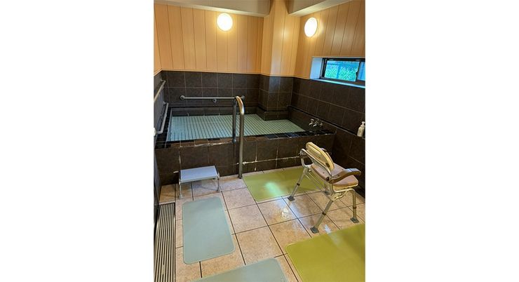 手すり付きの浴室