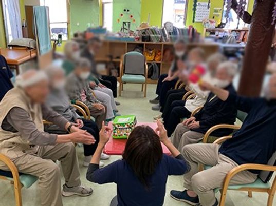 ゲームを楽しむ様子のリビング