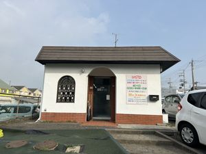 白い外観の建物