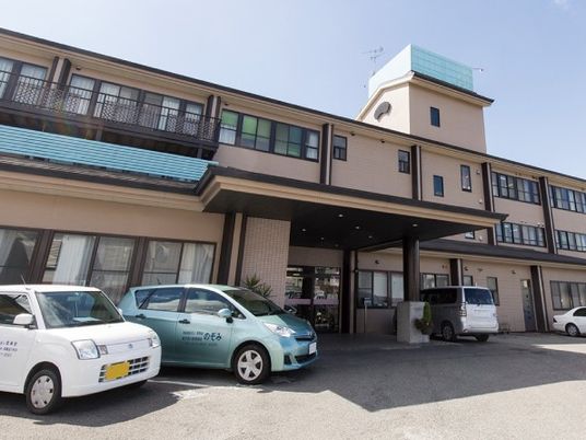 建物正面の外観  