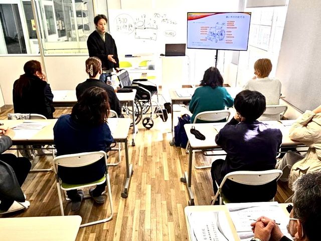 学習が進む部屋 多目的室 広々とした多目的室では、講義が行われています。参加者は熱心に耳を傾けています。
