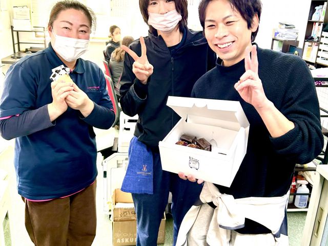 くつろぐスタッフ スタッフイメージ 職場環境が和やかな雰囲気であることが伝わってきます。仲間と交流しながら働くことができます。