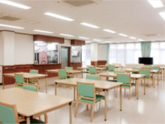 広々とした明るい食堂