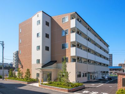 明るい日差しの中庭