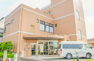 明るい建物の外観
