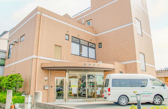 明るい建物の外観