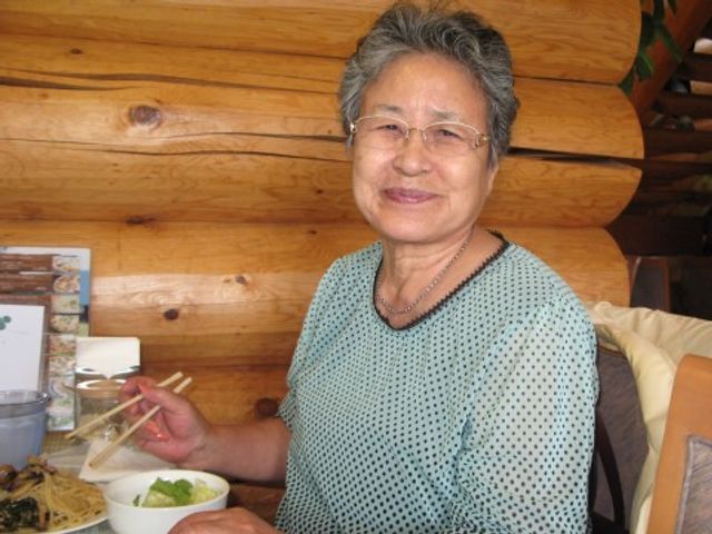 食事を楽しむ女性