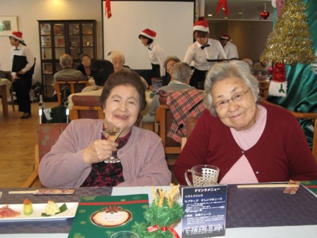 祝祭日の賑わい共有スペース イベント 祝祭の装いを施した広々とした食堂で、利用者の方々が笑顔で交流されています。お一人お一人の特別な日を大切にし、温かな雰囲気でサポートしています。