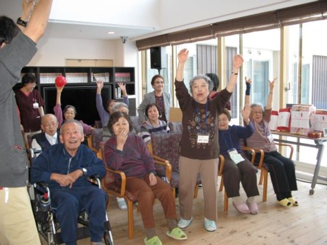 活気あるレクリエーション 健康体操 明るく広々とした空間で、笑顔あふれるイベントが行われています。一緒に楽しい時間を過ごしませんか。