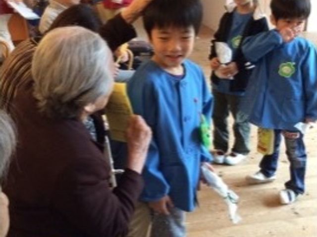世代間交流のイベント風景 イベント 様々な年齢層が集まる明るいラウンジで、子供たちが訪れた温かな交流のひとときをご覧ください。ここでの経験は、就業において大切な心の触れ合いを学ぶ機会となります。