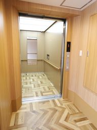 清潔なエレベーター内部