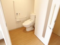 バリアフリー設計のトイレ