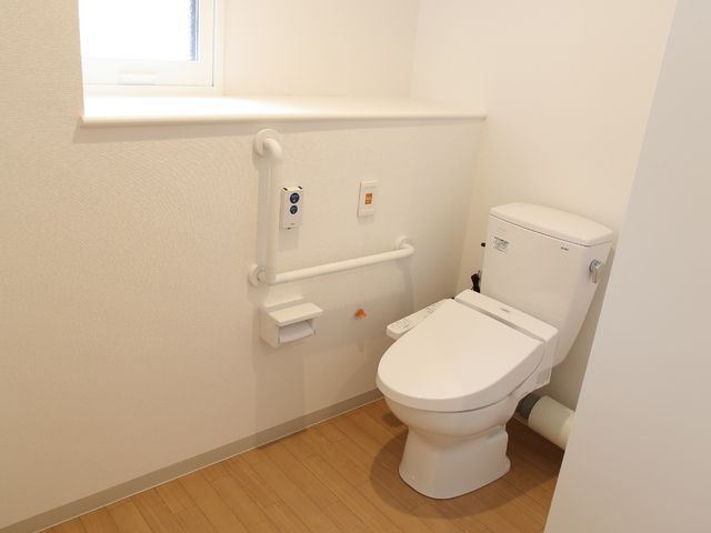 バリアフリートイレ 小窓付トイレ 手すり付きで広々とした清潔なトイレですので、安心してご利用いただけます。明るい窓からは自然光が差し込みます。