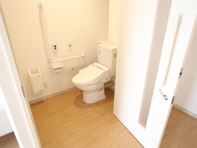 バリアフリートイレの設備 居室内トイレ 手すり付きで安全に配慮された清潔なトイレです。利用者の快適さを重視した設計となっております。