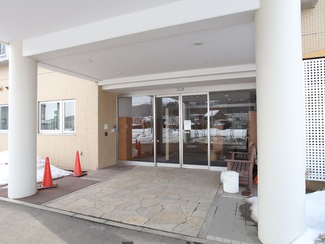 清潔なエントランスの外観 シンプルで広い玄関 広々としたエントランスは、来訪者を温かく迎え入れる設計です。ゆったりした空間で新しい職場を始めませんか。