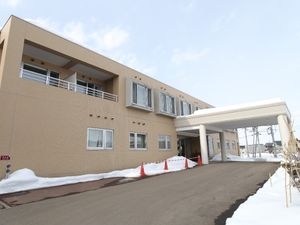 明るい外観の施設エントランス