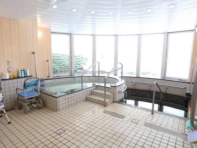明るく広々した浴室 露天風呂に隣接した浴室 ゆったりとした空間で天然光が差し込む浴室です。リフトを設置しており、安心してお身体をお清めいただけます。