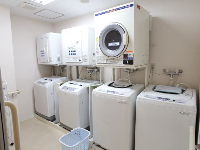 清潔な洗濯室の機器 ランドリールーム 清潔感のあふれる洗濯室には、最新の洗濯機と乾燥機が整備され、毎日の生活に便利です。