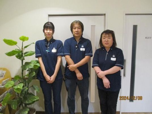 制服の職員が並ぶ廊下  