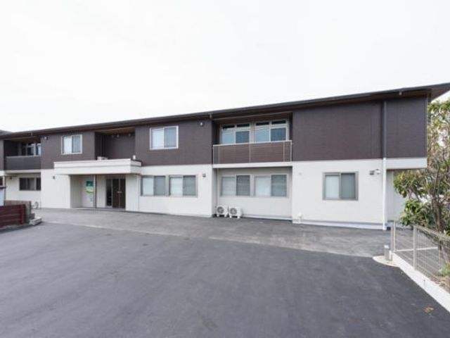 建物の外観 外観   落ち着いた色合いの2階建てで、広い駐車スペースが確保されています。出入りしやすい前面スペースがあり、働く環境をイメージしやすいです。