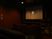 暗い照明の映画鑑賞室