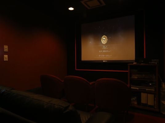 暗い照明の映画鑑賞室