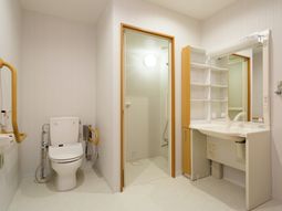 洋式トイレと洗面所