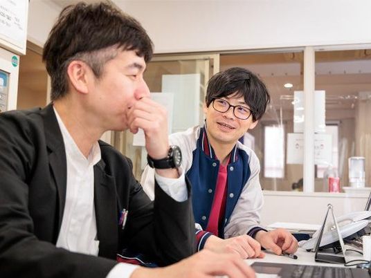 相談する職員の様子  