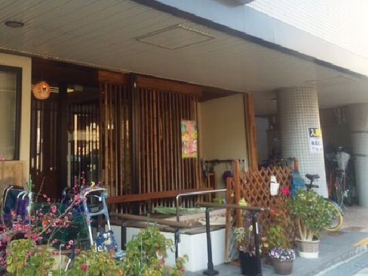屋根付き玄関前  