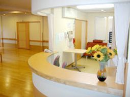 明るいフロントの様子