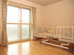 明るい居室と窓