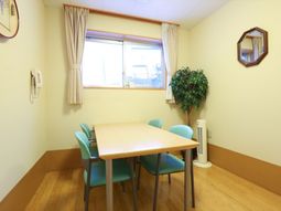 明るい居室のテーブルと椅子