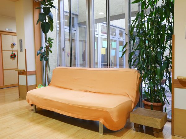 明るいエントランスのソファ