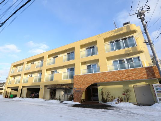 黄色い建物の外観