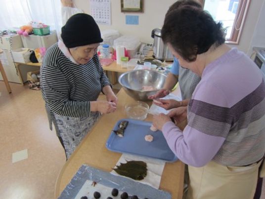 お食事準備の利用者様たち
