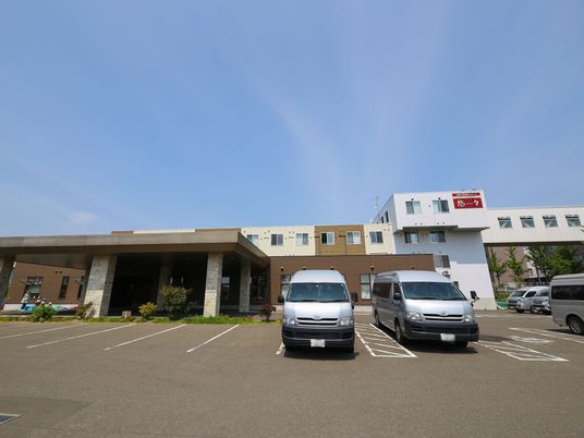 広々とした施設の外観