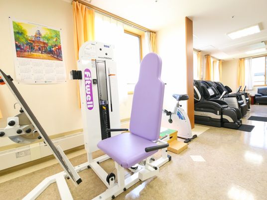 トレーニング器具が並ぶ空間