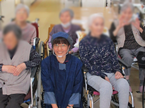 笑顔のスタッフと利用者の様子