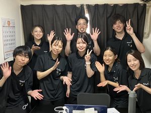 笑顔のスタッフの集合写真