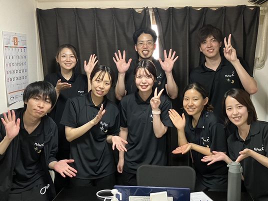 笑顔のスタッフの集合写真