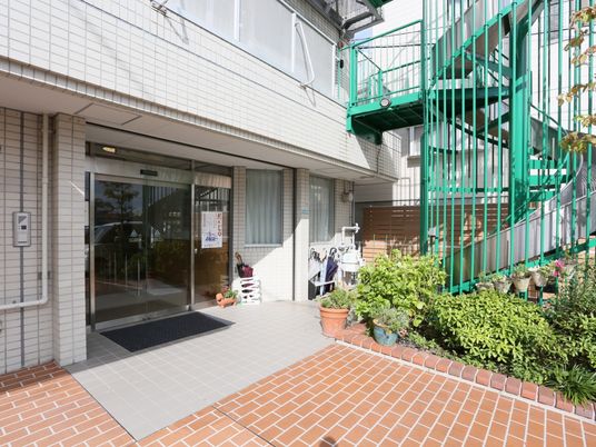明るいエントランス風景