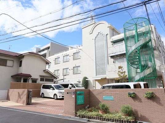 施設外観と駐車場