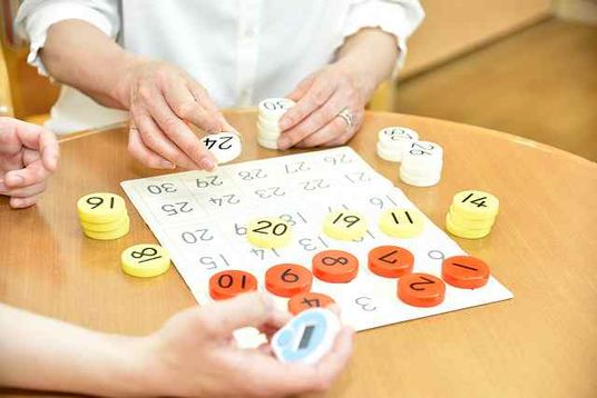 数字のゲームを楽しむ人々