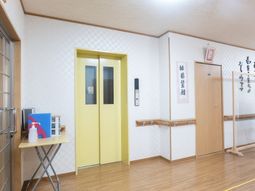 明るい廊下とエレベーター