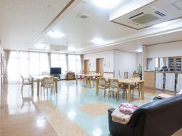 広々とした明るい共用スペース