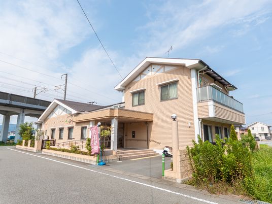 ゆったりとした外観の建物
